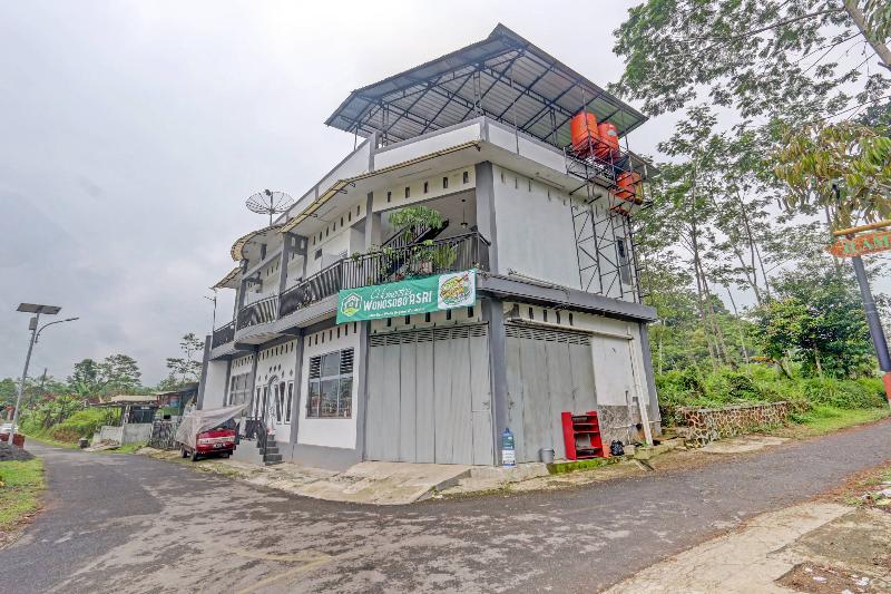 בית מלון כפרי Oyo 90517 Homestay Wonosobo Asri