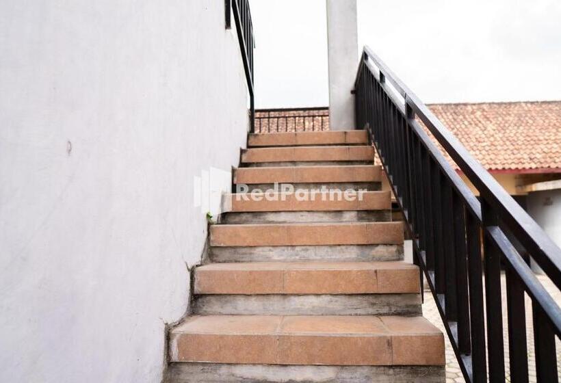 בית מלון כפרי Wisma Citra Metro Mitra Reddoorz
