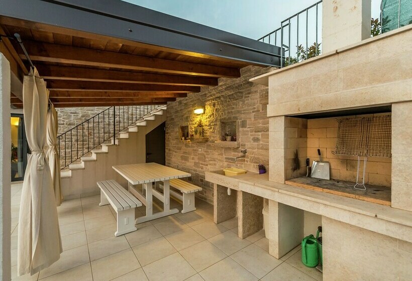 Luxury Villa With Private Pool & Fenced Garden With Veranda Near Tinjan