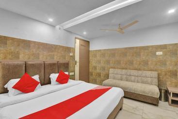 هتل Oyo 82408 Sada Shiv Guest House