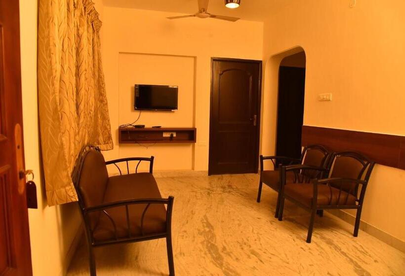 فندق Home Stay @ Kommiya Inn