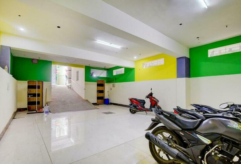 ホテル Oyo 79866 Rena Residency