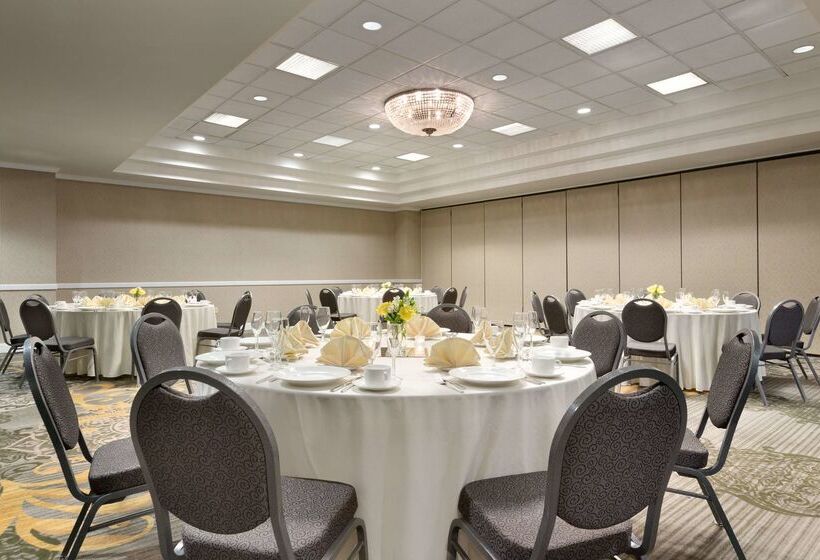 هتل Embassy Suites By Hilton Newark Wilmington South