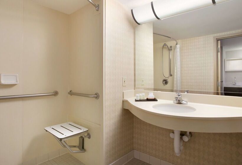 هتل Embassy Suites By Hilton Newark Wilmington South