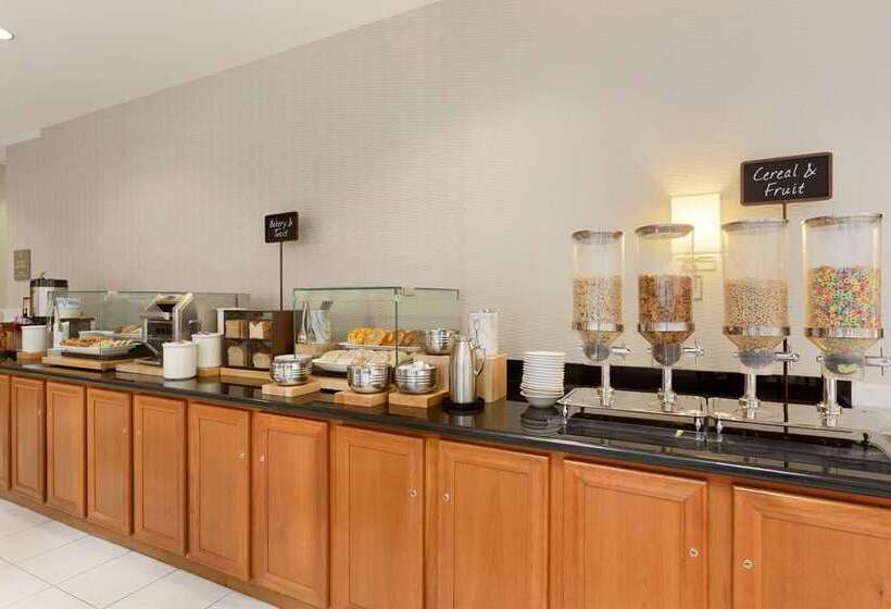 هتل Embassy Suites By Hilton Newark Wilmington South