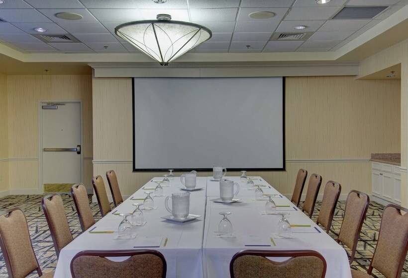 בית מלון כפרי Hilton Garden Inn Norwalk