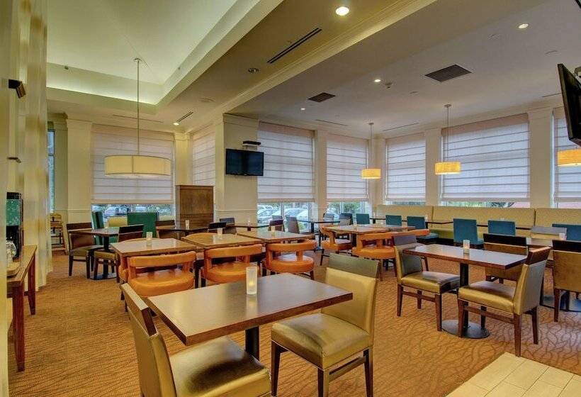 בית מלון כפרי Hilton Garden Inn Norwalk