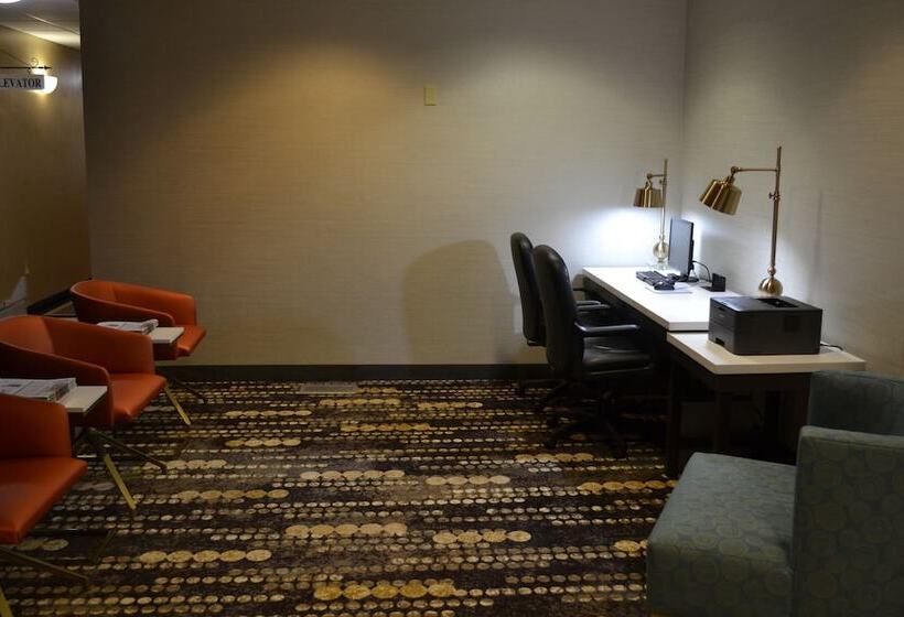 ホテル Holiday Inn Express & Suites Kent   University Area By Ihg