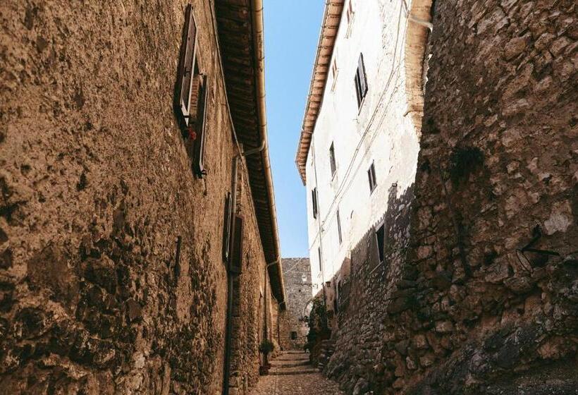 فندق Albergo Diffuso Crispolti