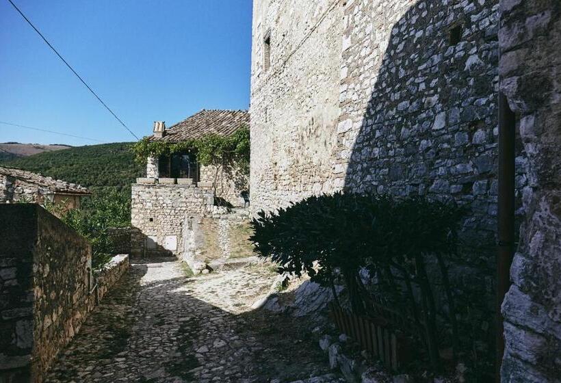 فندق Albergo Diffuso Crispolti