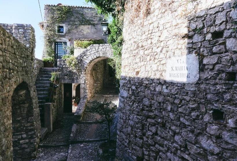 فندق Albergo Diffuso Crispolti