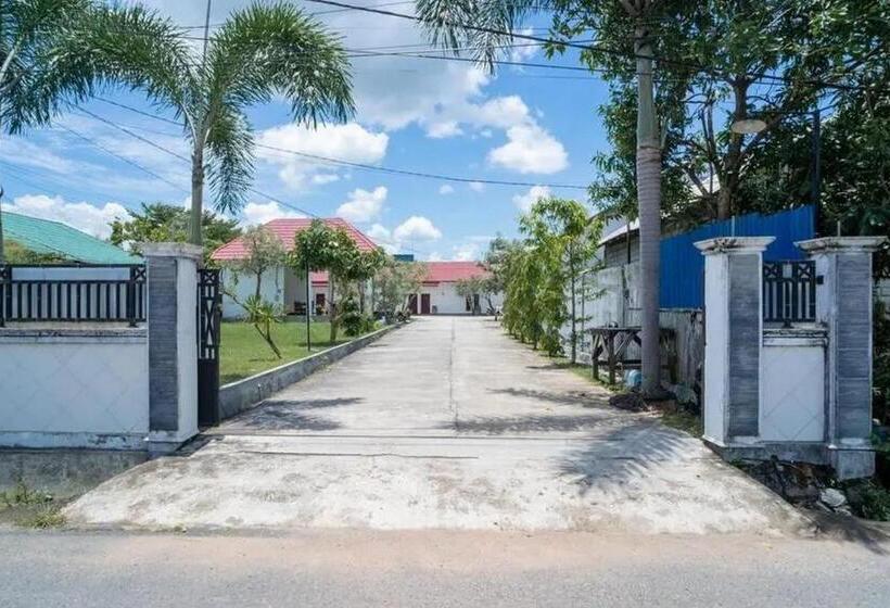 هتل Reddoorz Syariah Near Syamsudin Noor Airport 4