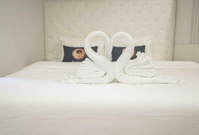 هتل Roomquest Nichada Isb International