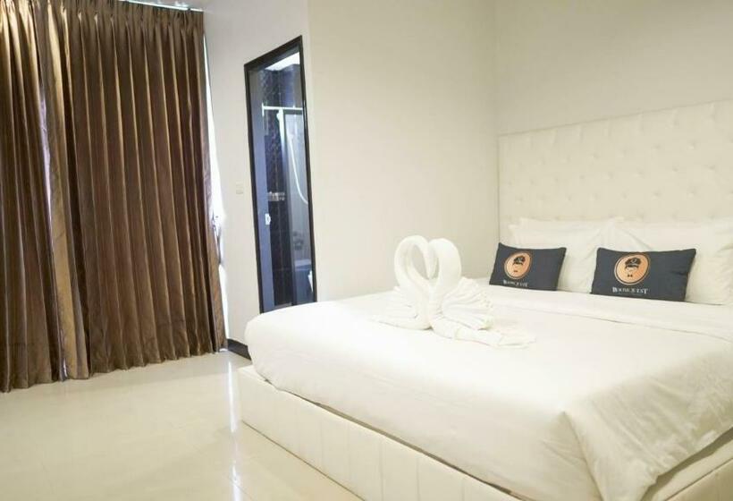 هتل Roomquest Nichada Isb International