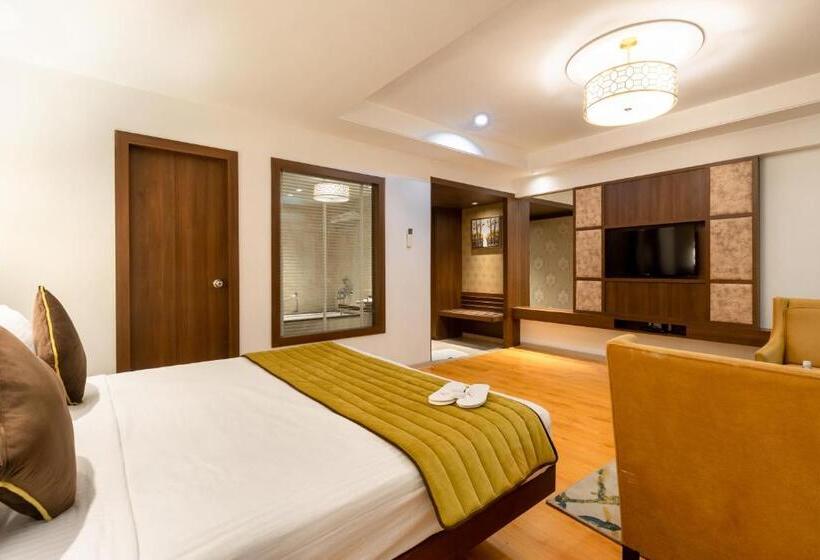 בית מלון כפרי Freesia By Express Inn