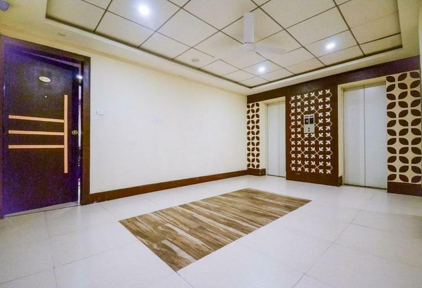 Отель Oyo 19628 Amba International