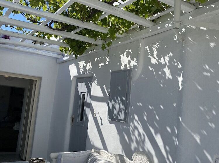 هتل Flaskos Suites And More