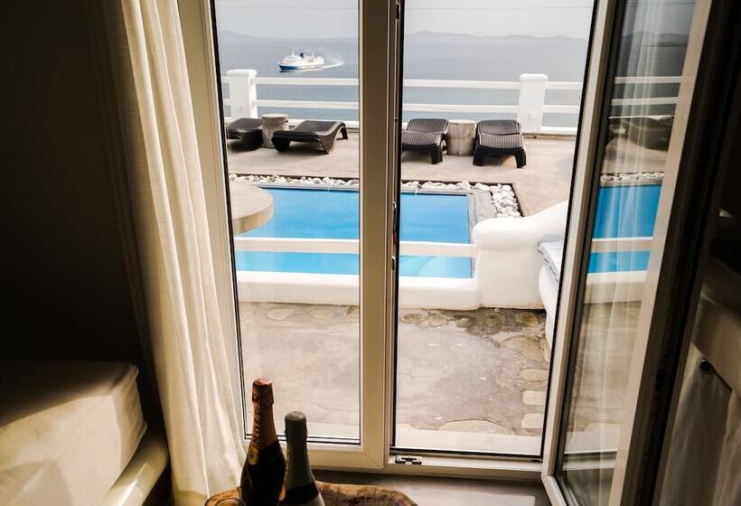 هتل Flaskos Suites And More