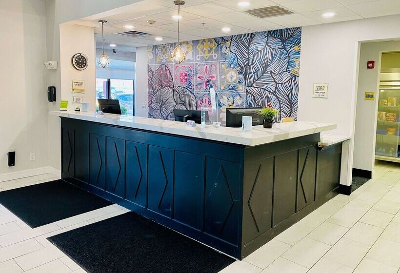 هتل La Quinta By Wyndham Mt. Laurel   Philadelphia