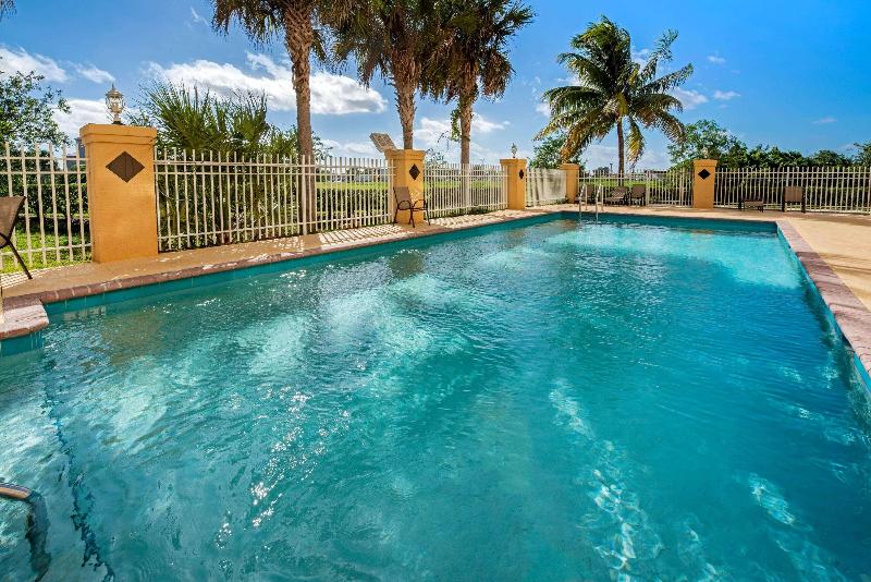 בית מלון כפרי La Quinta Inn & Suites By Wyndham Ft. Pierce