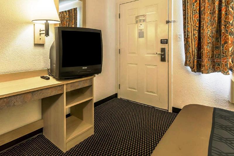 בית מלון כפרי Rodeway Inn Nashville