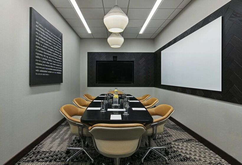 هتل Thewit Chicago, A Hilton