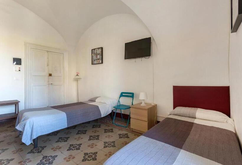 مسافرخانه Da Gianni E Lucia Rooms With Bathroom In The City Center