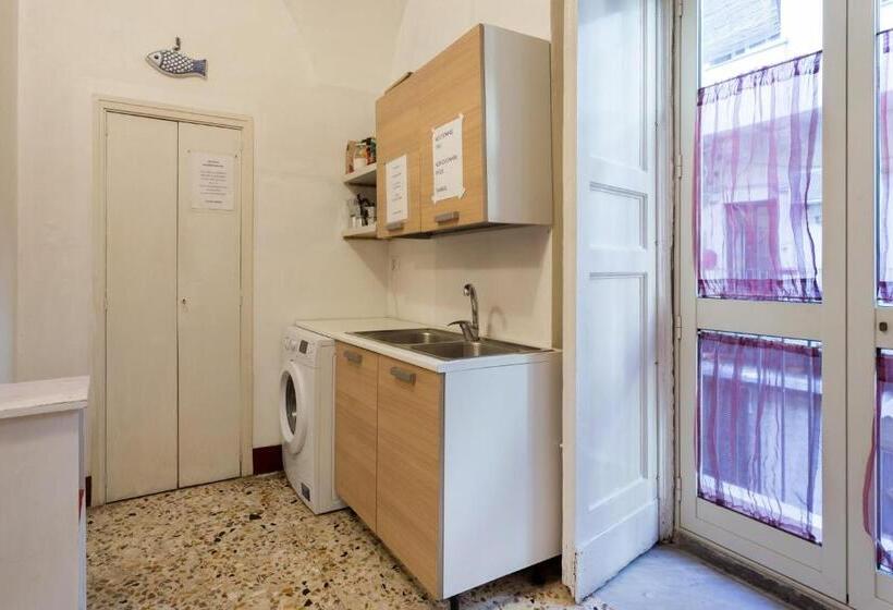 مسافرخانه Da Gianni E Lucia Rooms With Bathroom In The City Center