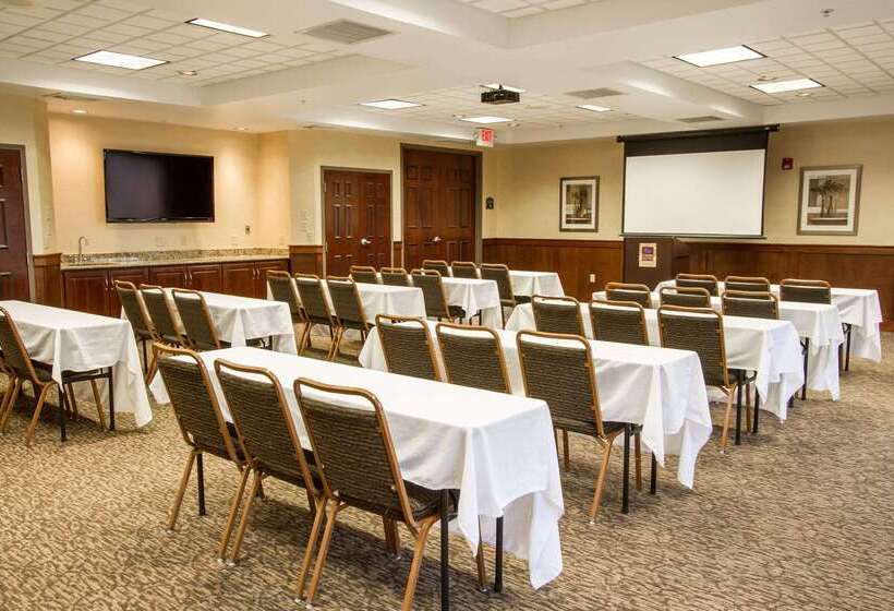 هتل Comfort Suites Grand Rapids North