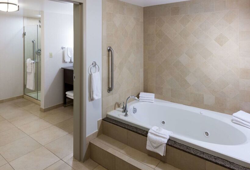 هتل Embassy Suites Anchorage