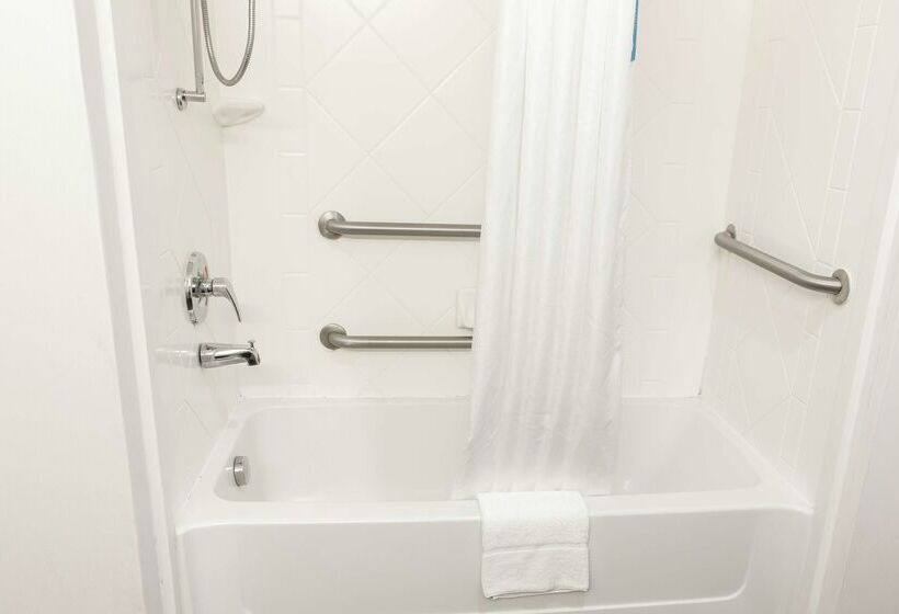 هتل Hampton Inn & Suites Chesapeake Square Mall