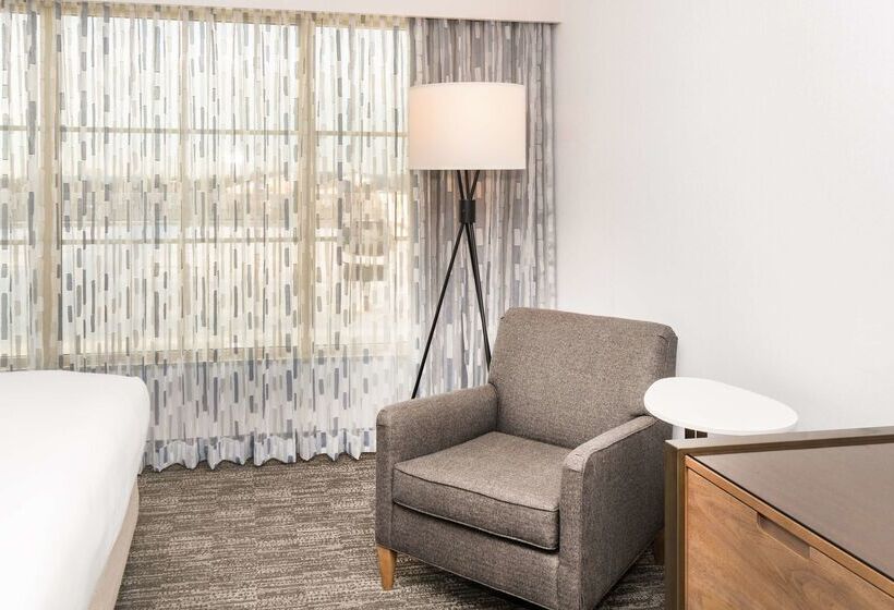 هتل Hilton Columbus/polaris