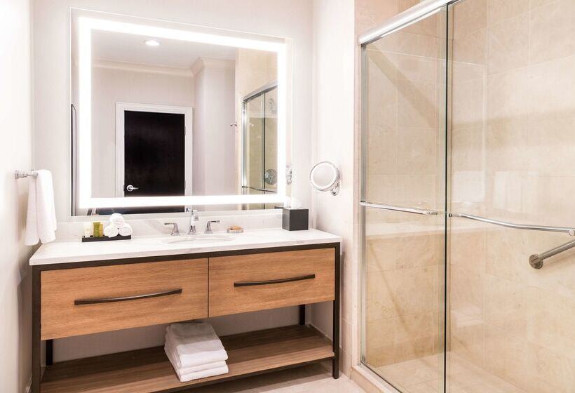 هتل Hilton Columbus/polaris