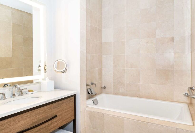 هتل Hilton Columbus/polaris