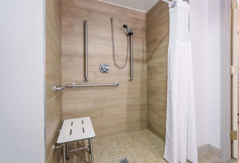 هتل Hilton Garden Inn Suffolk Riverfront