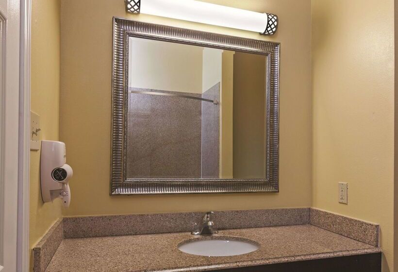 호텔 La Quinta Inn & Suites By Wyndham Angleton