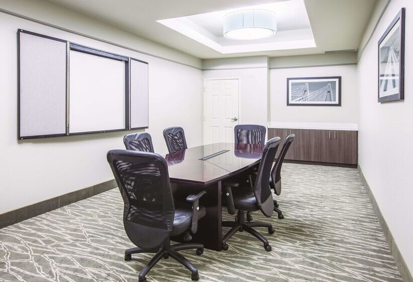 Отель La Quinta By Wyndham Bay City