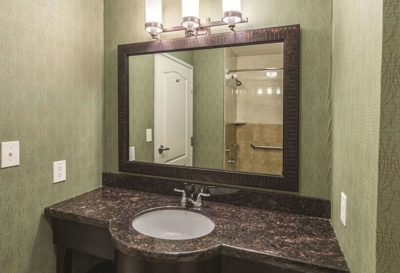 هتل La Quinta By Wyndham Fort Worth   Lake Worth