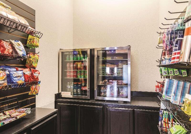 هتل La Quinta By Wyndham Fort Worth   Lake Worth