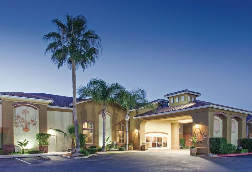 Отель La Quinta By Wyndham Los Banos