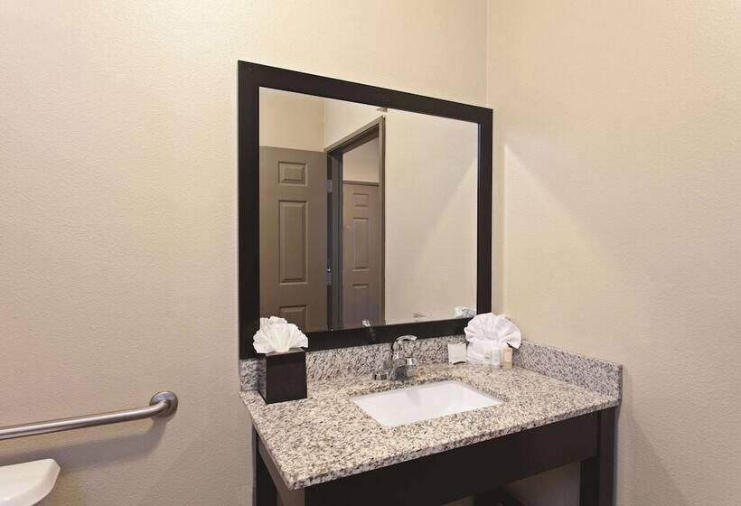 Отель La Quinta By Wyndham Los Banos