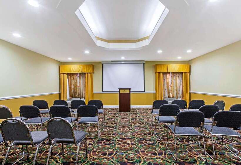 Отель La Quinta Inn & Suites By Wyndham Mobile Satsuma / Saraland