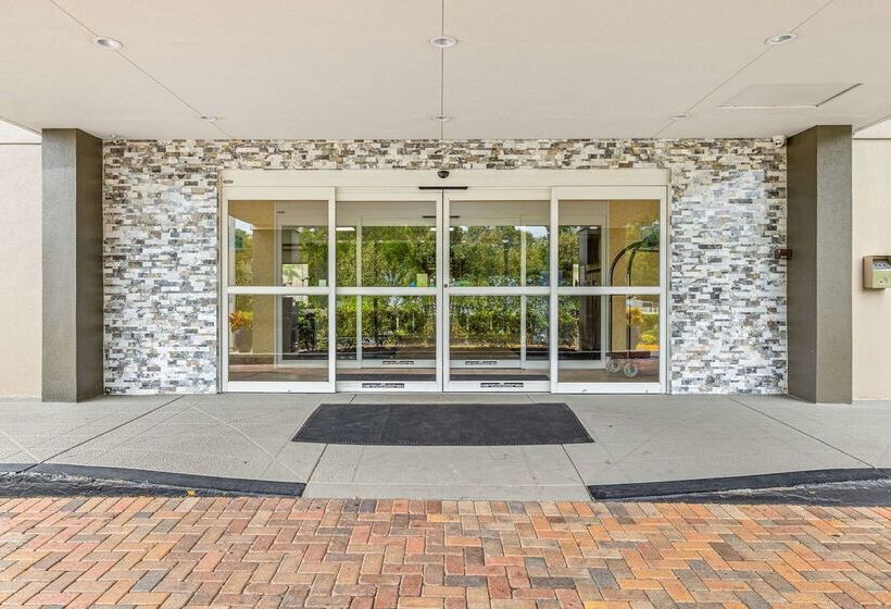 בית מלון כפרי Quality Inn & Suites Tampa Ybor City