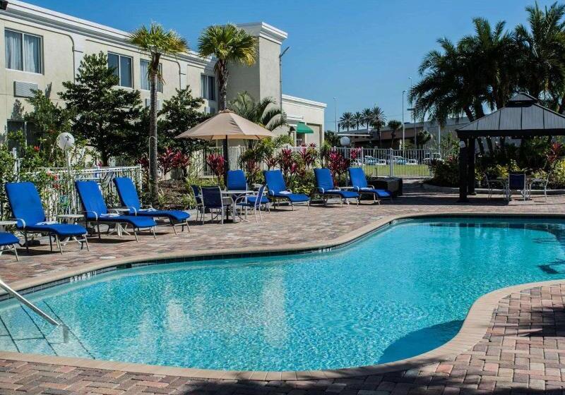 בית מלון כפרי Quality Inn & Suites Tampa Ybor City