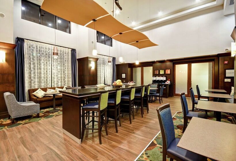 Hampton Inn & Suites Detroit Canton