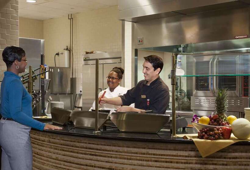 هتل Embassy Suites By Hilton Savannah Airport