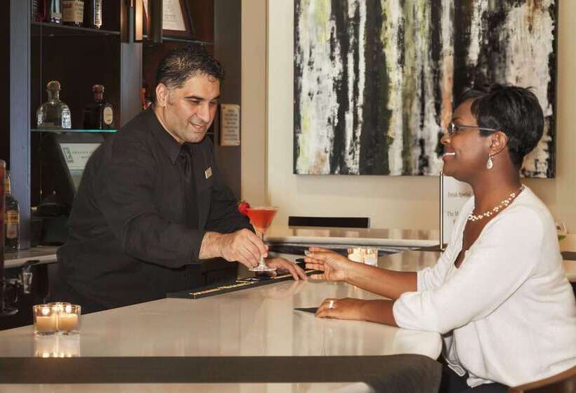 هتل Embassy Suites By Hilton Savannah Airport