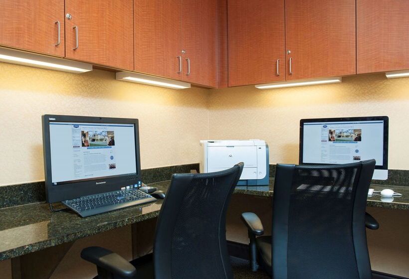 هتل Hampton Inn & Suites Grand Rapids Airport 28th St