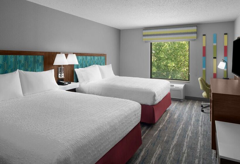 هتل Hampton Inn & Suites Grand Rapids Airport 28th St
