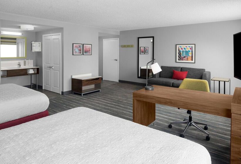 هتل Hampton Inn & Suites Grand Rapids Airport 28th St